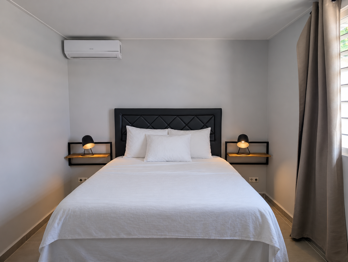 Slaapkamer bij Casa di Cura met een tweepersoons boxspring en nachtlampjes